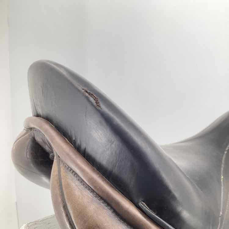 18" Prestige used dressage saddle B