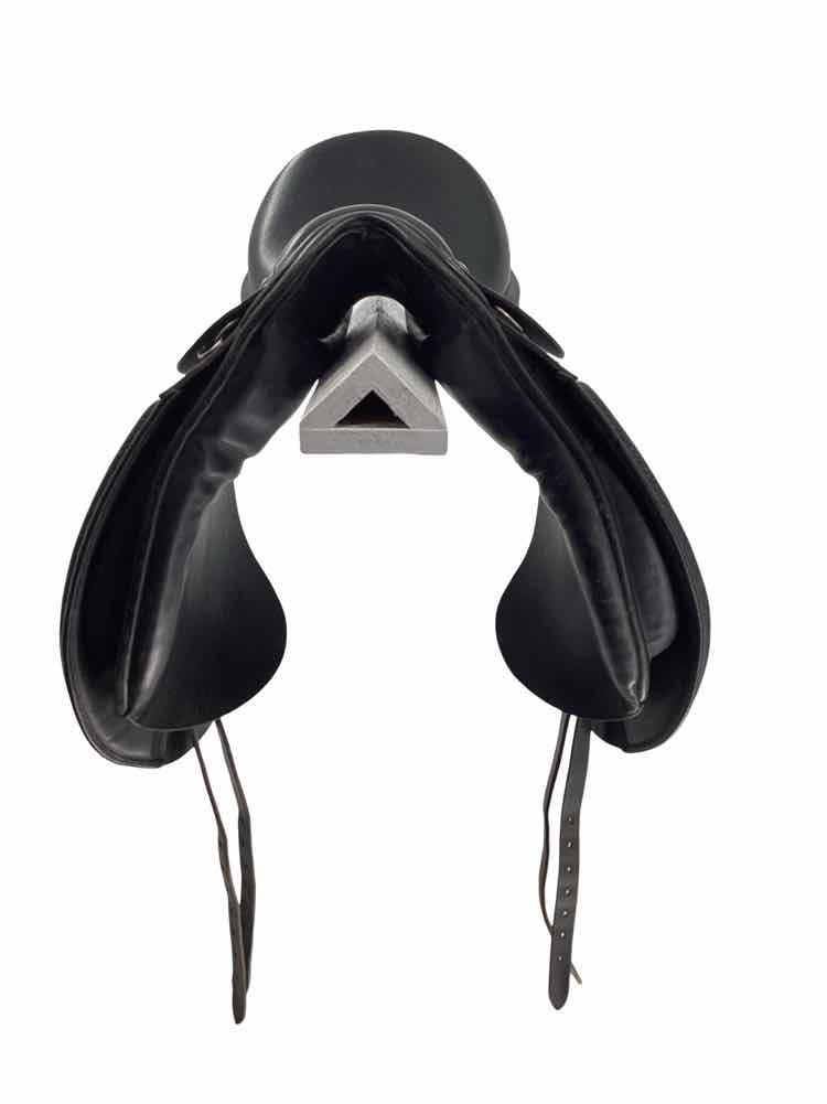 17.5" Cambridge used dressage saddle