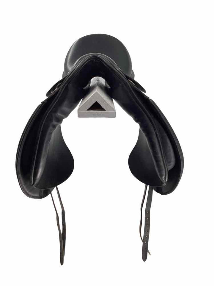 17.5" Cambridge used dressage saddle