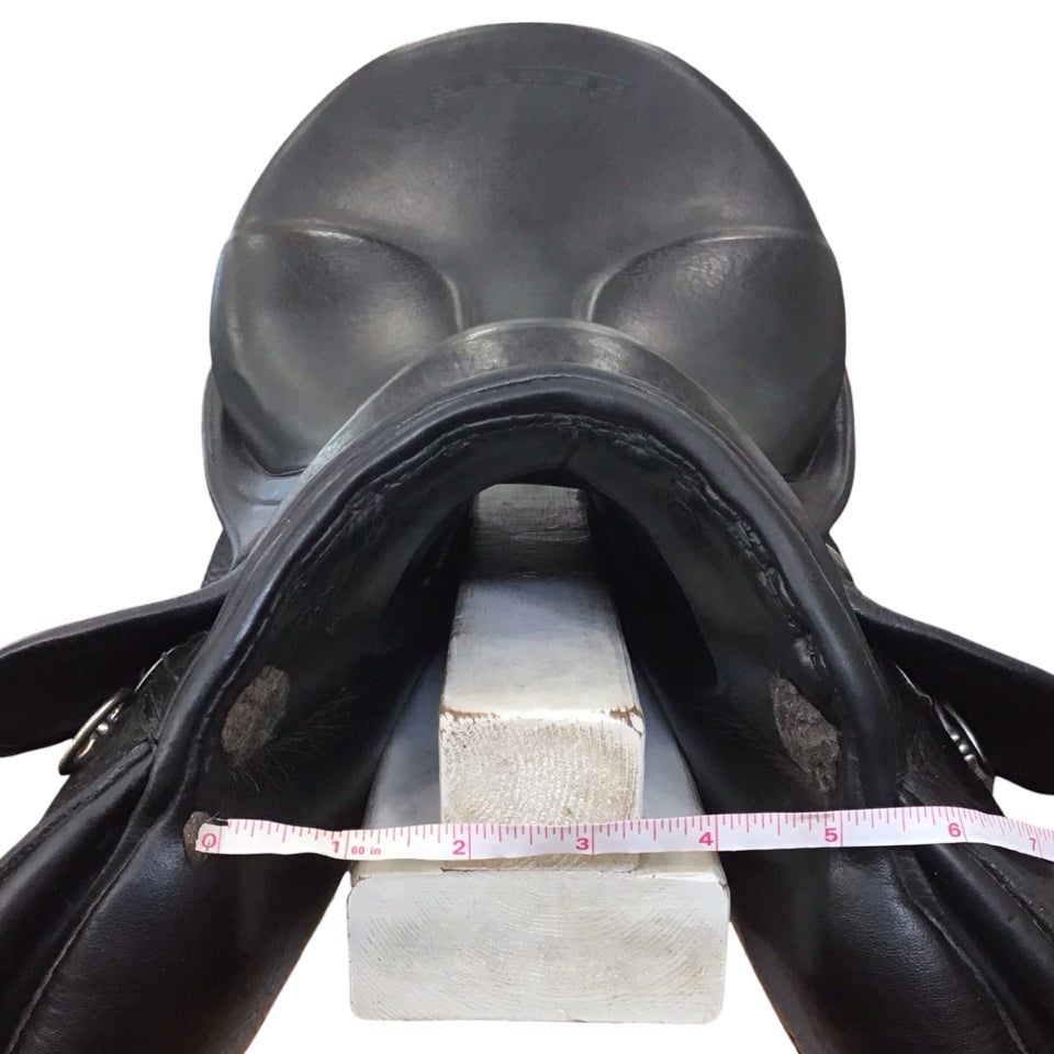 17.5" Stubben Genesis De Luxe 29cm Medium Used Dressage Saddle - H